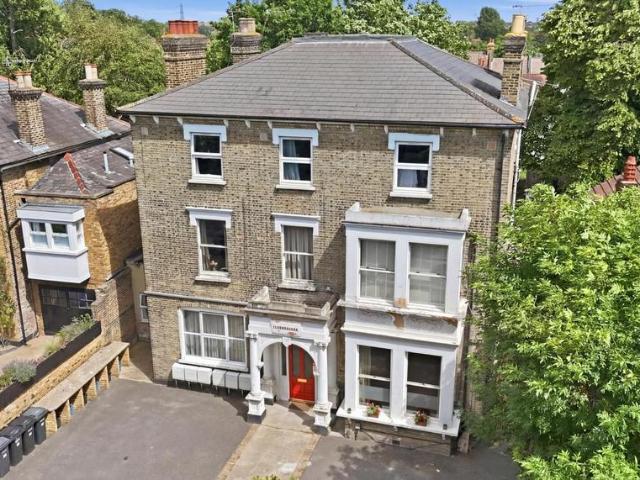 Flat for sale in Snaresbrook, Greater London