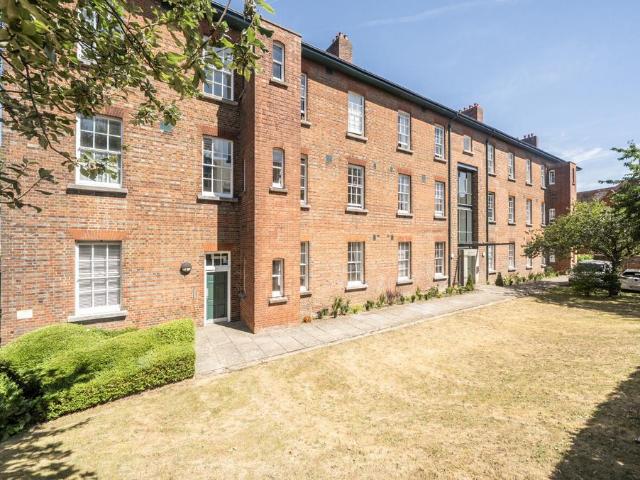Flat for sale in Fulflood, Hampshire