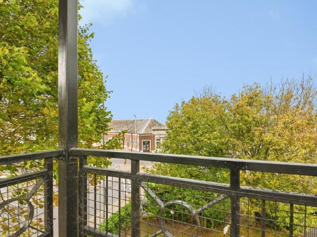 Flat for sale in Dale Hill, Essex