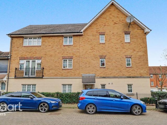 Flat for sale in Purfleet, Essex
