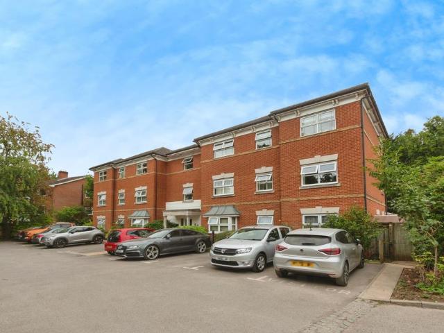 Flat for sale in Heol-las, Surrey