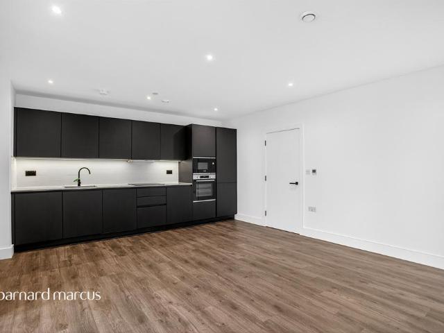 Flat for sale in London Borough of Croydon, Greater London