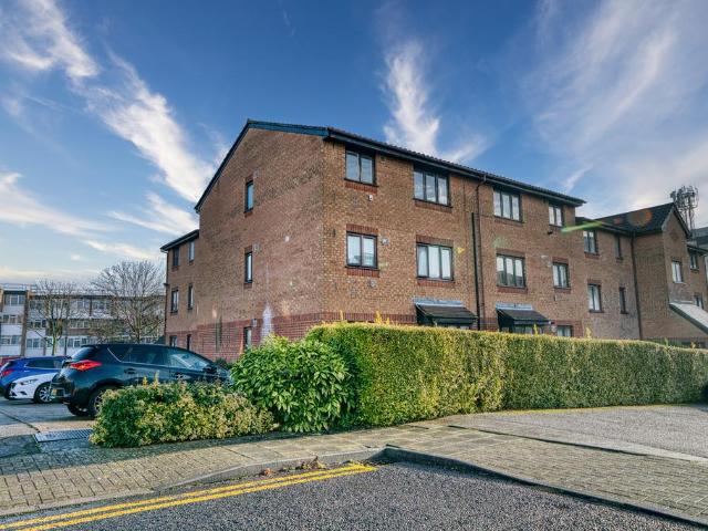 Flat for sale in Preston, Greater London