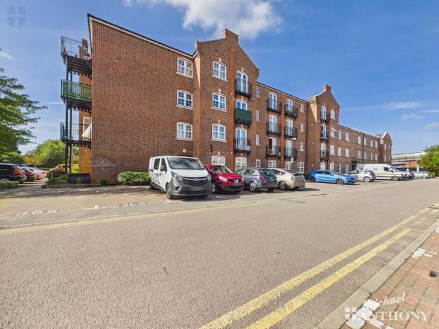 Flat for sale in Southcourt, Aylesbury