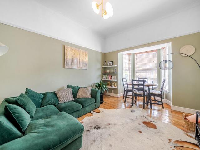 Flat for sale in Streatham, Greater London