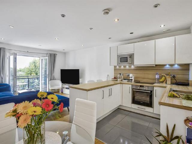 Flat for sale in Roehampton, Greater London