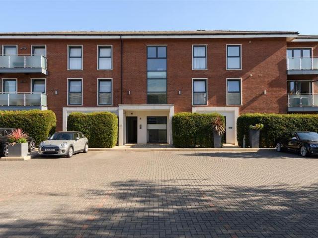 Flat for sale in Oakwood, Greater London