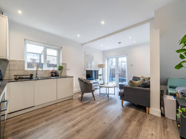 Flat for sale in Earlsfield, Greater London