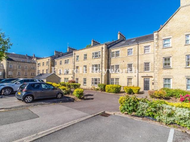 Flat for sale in Greaves, Bare