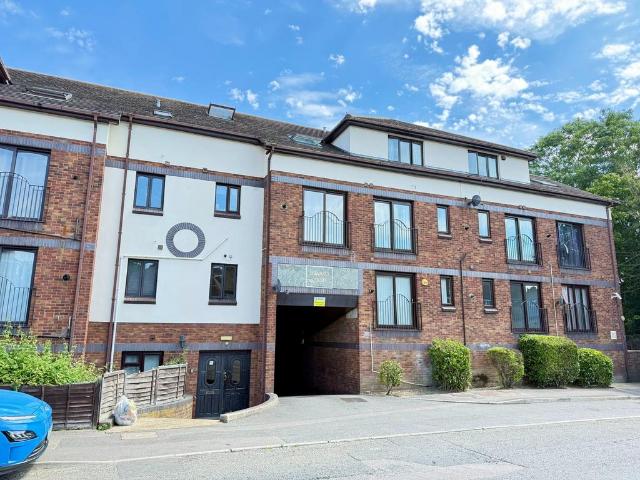 Flat for sale in Luton, Chatham