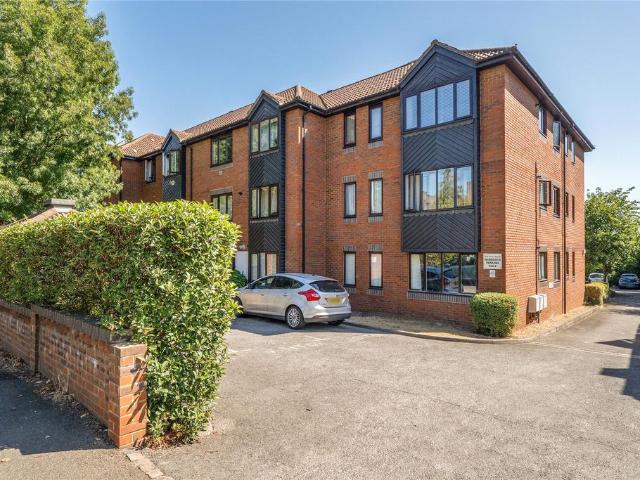 Flat for sale in Surbiton, Greater London