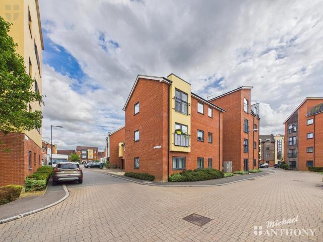 Flat for sale in Quarrendon, Aylesbury
