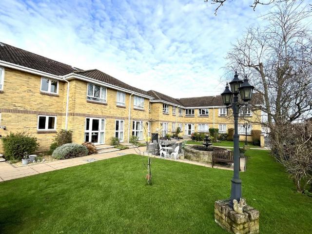 Flat for sale in Chessington, Hook