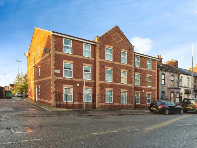 Flat for sale in Guide Bridge, Greenheys