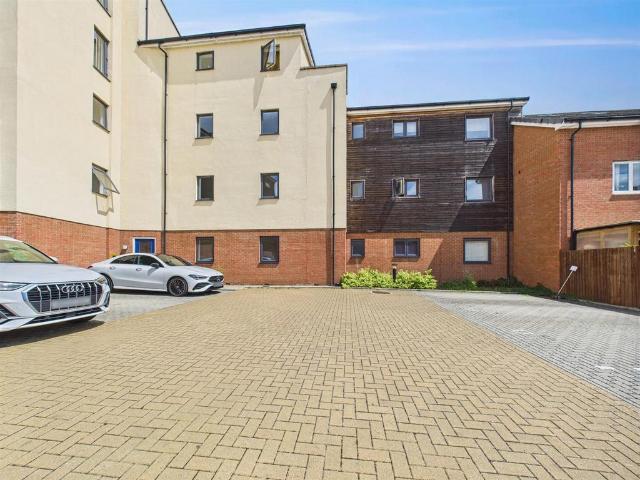 Flat for sale in Quarrendon, Aylesbury