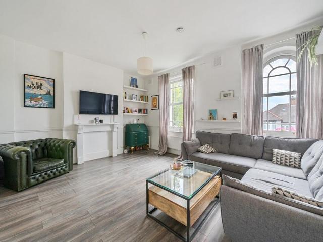Flat for sale in West Norwood, Greater London
