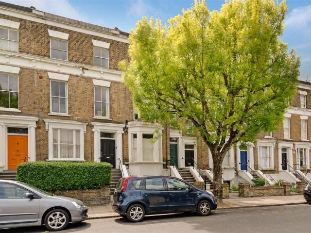 Flat for sale in Kentish Town, Greater London