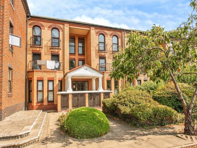 Flat for sale in Kursaal Estate, Southend-on-Sea