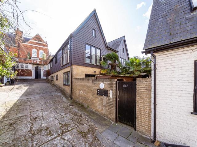 Flat for sale in London Borough of Lambeth, Greater London