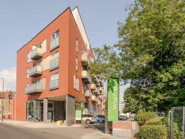 Flat for sale in London Borough of Merton, Raynes Park