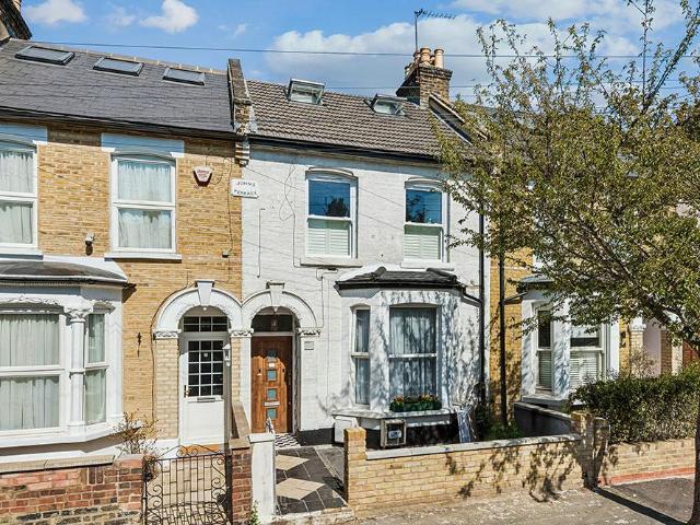 Flat for sale in Cann Hall, Greater London