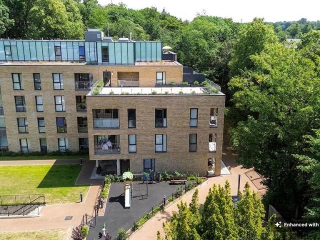 Flat for sale in Woodcote, Epsom