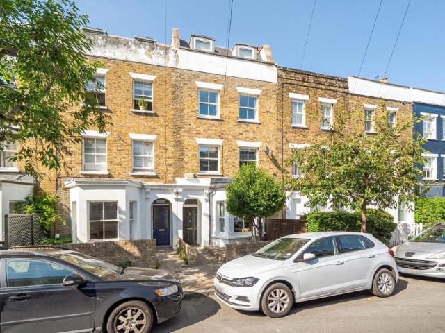 Flat for sale in Battersea, Greater London