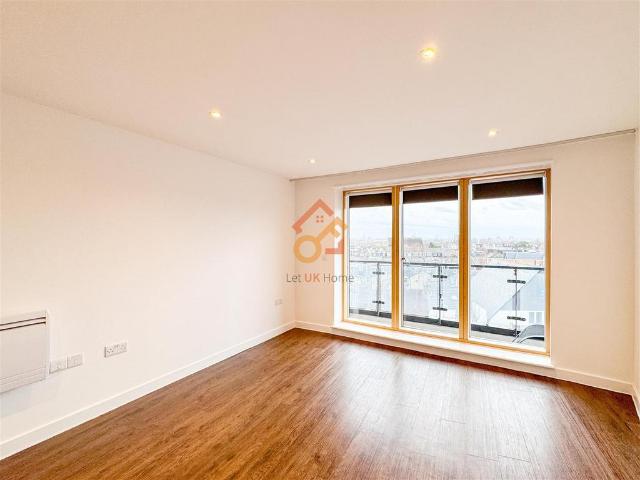 Flat for sale in London Borough of Merton, Collier's Wood