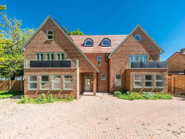 Flat for sale in Pinner, Greater London