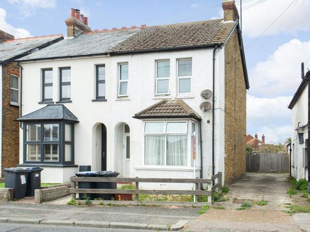 Flat for sale in Hunter's Forstal, Canterbury