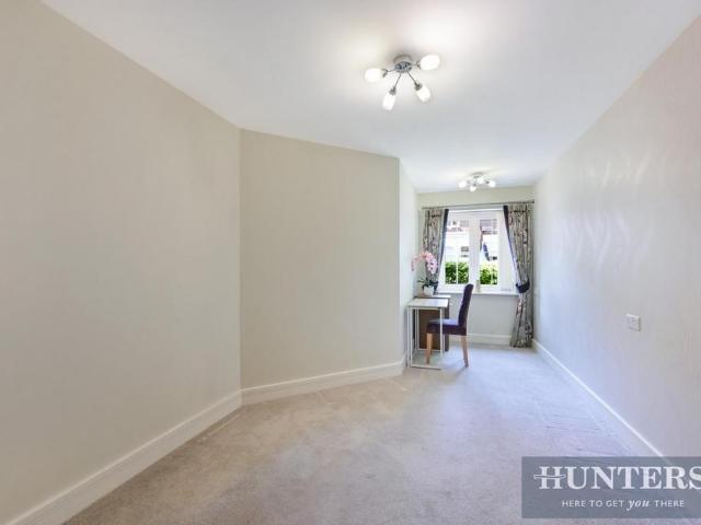 Flat for sale in Epsom, Surrey