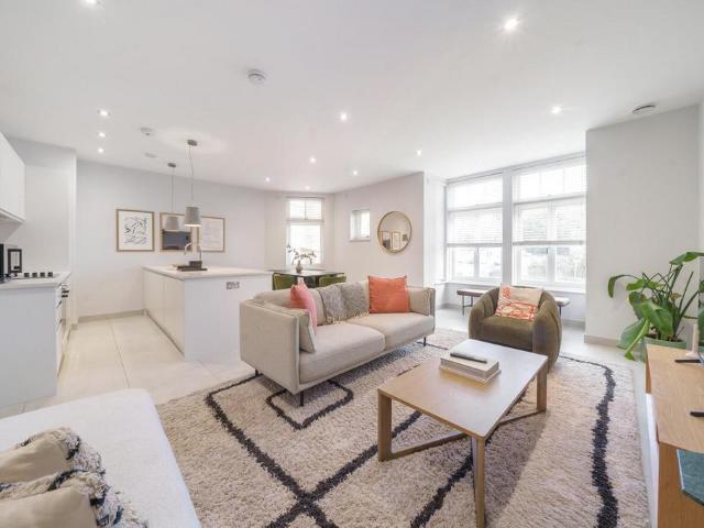 Flat for sale in Roehampton, Greater London