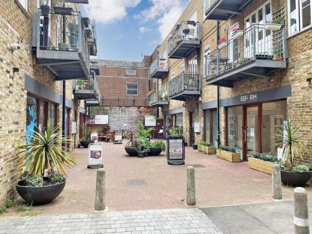 Flat for sale in Balham, Greater London