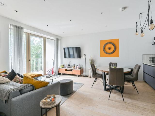Flat for sale in Balham, Greater London