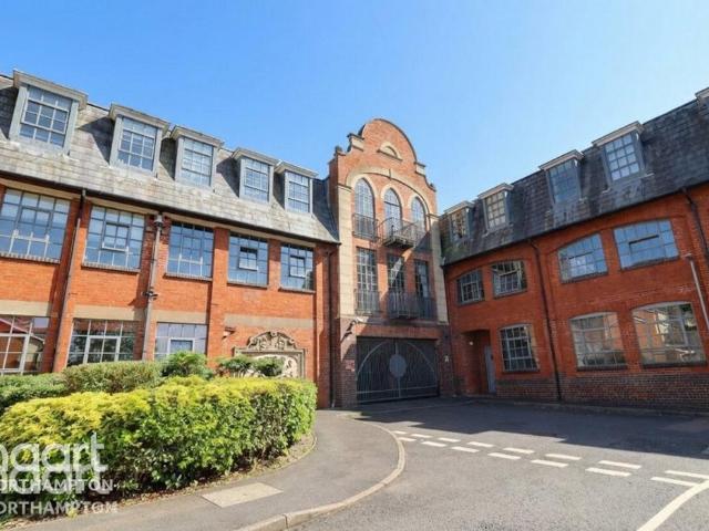 Flat for sale in Northampton, Northamptonshire