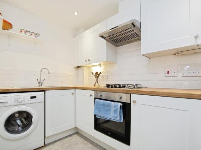 Flat for sale in London Borough of Croydon, Waddon
