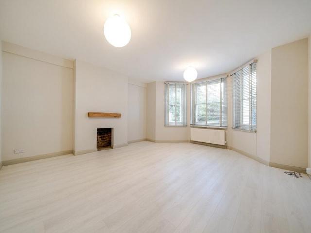 Flat for sale in Balham, Greater London