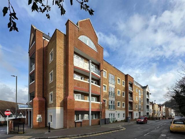 Flat for sale in Holloway Hill, Fole