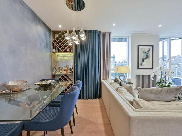 Flat for sale in London Borough of Merton, Raynes Park