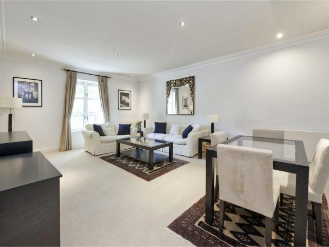 Flat for sale in Earl's Court, Greater London