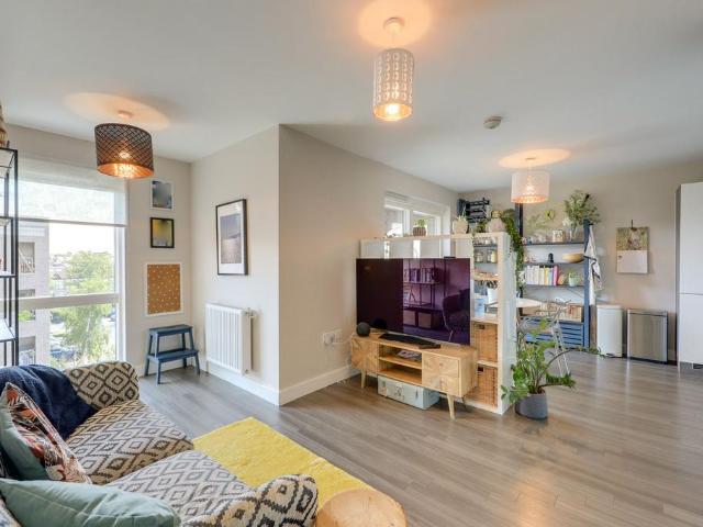 Flat for sale in London Borough of Lewisham, Ladywell