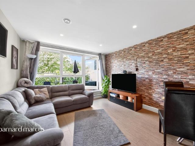 Flat for sale in New Southgate, Greater London