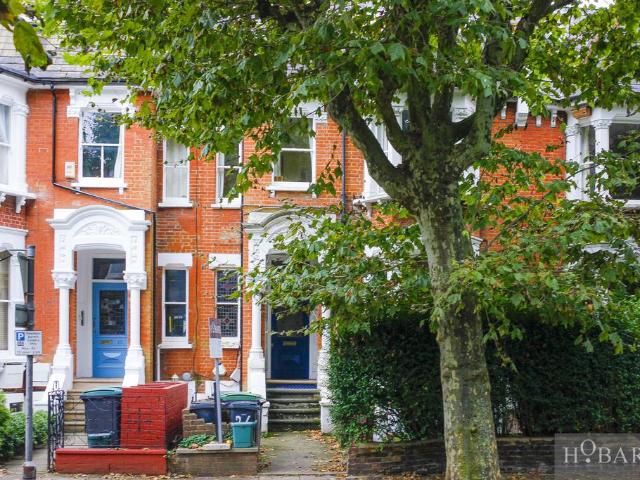 Flat for sale in Stroud Green, Greater London