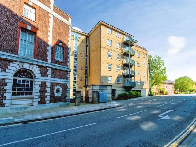 Flat for sale in Ocean Village, City Of Southampton