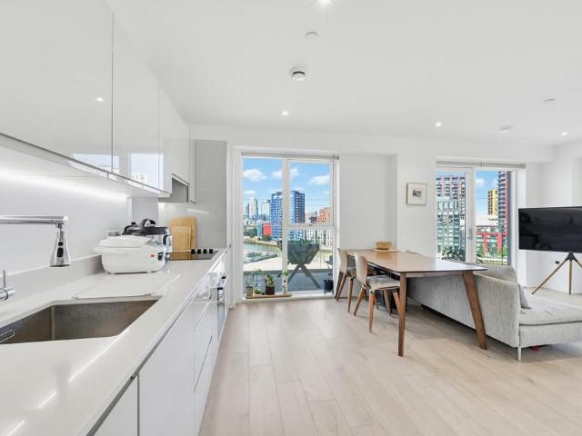 Flat for sale in Canning Town, Greater London