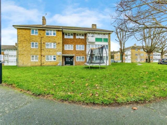 Flat for sale in London Borough of Croydon, Shirley