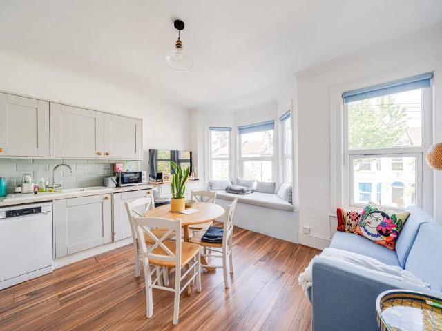 Flat for sale in Dollis Hill, Greater London
