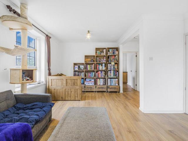 Flat for sale in Isle Of Dogs, Greater London