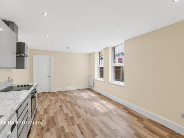 Flat for sale in Furzedown, Greater London