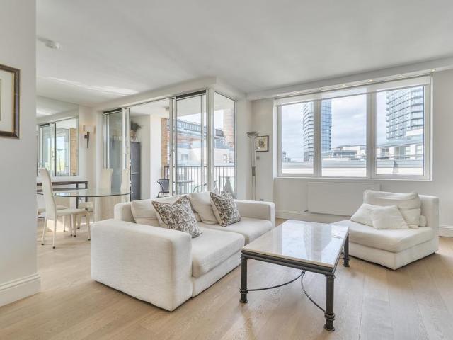 Flat for sale in Chelsea Harbour, Greater London